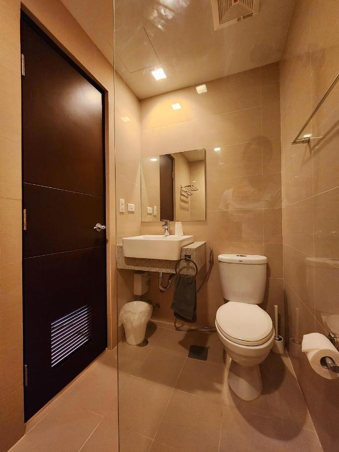 Spacious 7U Homey Unit Steps Away From Uptown Mall And Mitsukoshi Mall Free Parking With Washer Манила Экстерьер фото