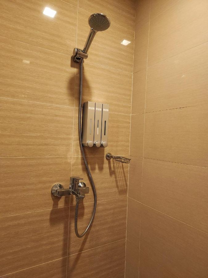 Spacious 7U Homey Unit Steps Away From Uptown Mall And Mitsukoshi Mall Free Parking With Washer Манила Экстерьер фото