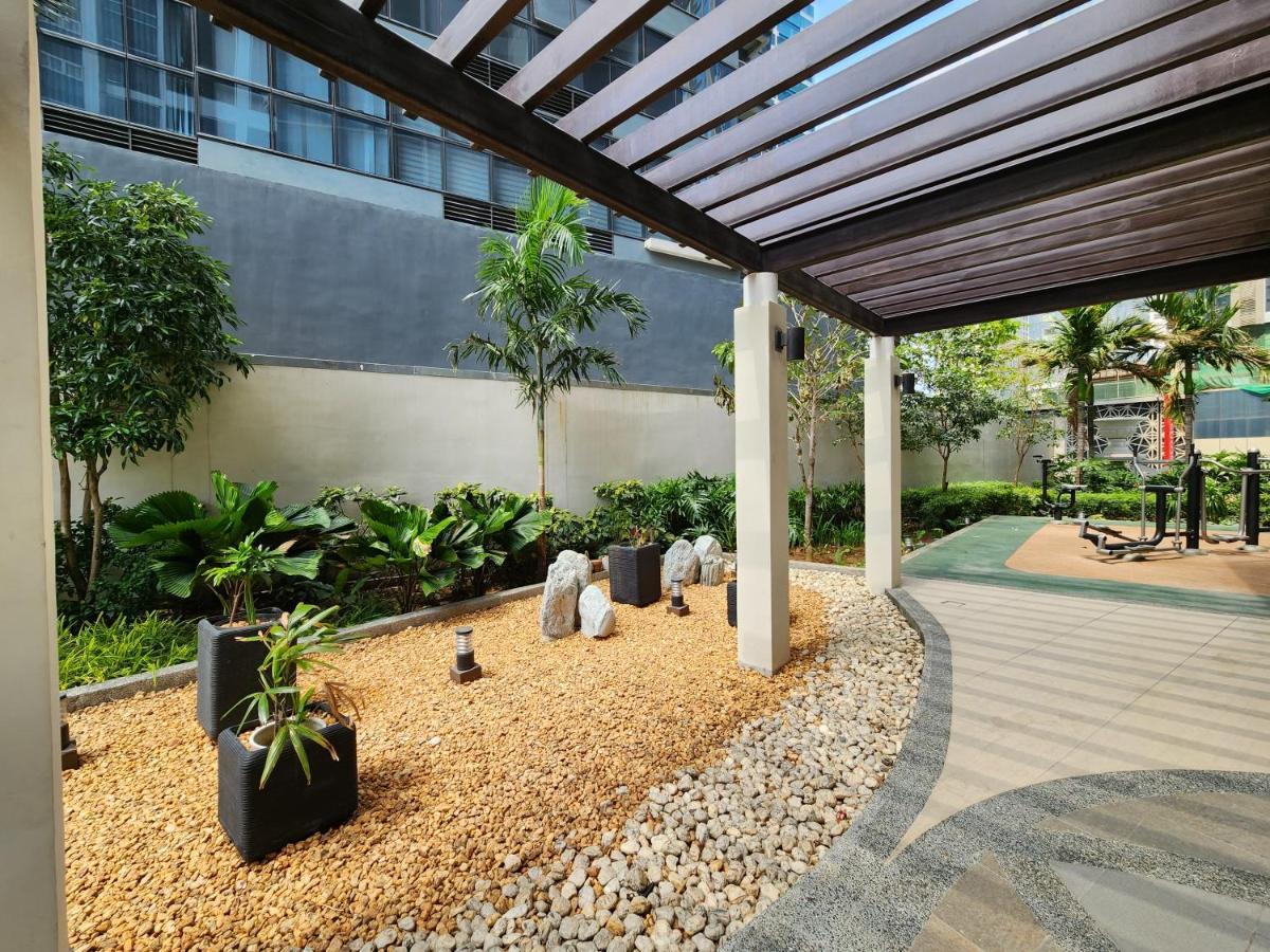 Spacious 7U Homey Unit Steps Away From Uptown Mall And Mitsukoshi Mall Free Parking With Washer Манила Экстерьер фото