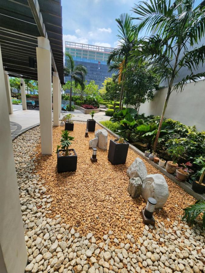 Spacious 7U Homey Unit Steps Away From Uptown Mall And Mitsukoshi Mall Free Parking With Washer Манила Экстерьер фото